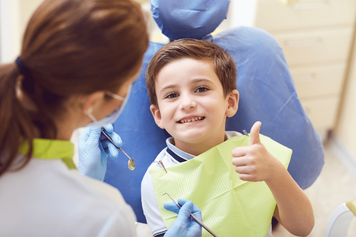 Niño feliz en su cita de odontopediatría