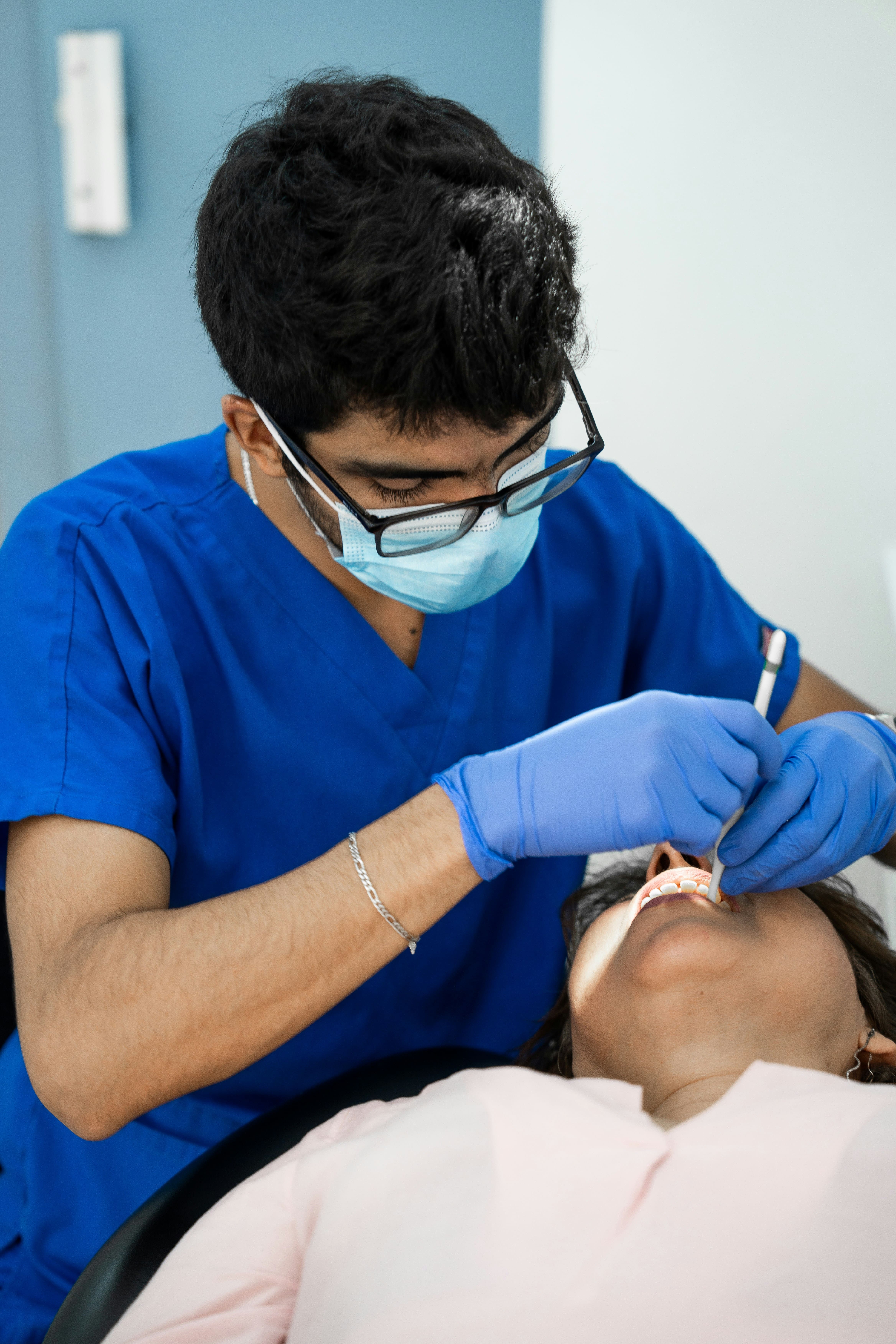 Dr. Carlos Andrés Medina, implantólogo